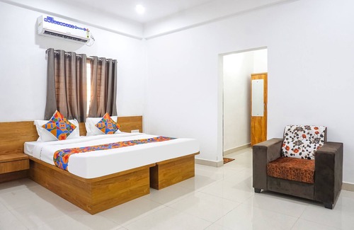 Nanded Hotel | Fabhotel White House Inn