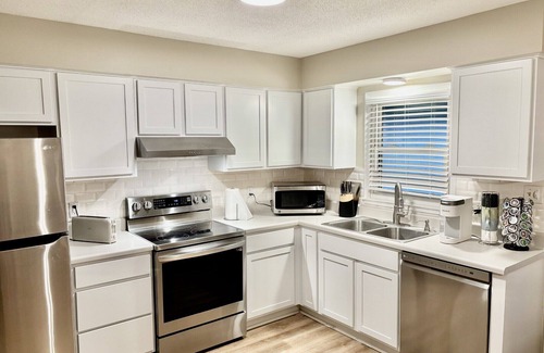 Greensboro Condo | Fabulous 2-Bed Condo In Private Community; Greensboro Close to PTI & Downtown