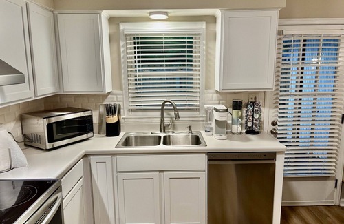 Greensboro Condo | Fabulous 2-Bed Condo In Private Community; Greensboro Close to PTI & Downtown