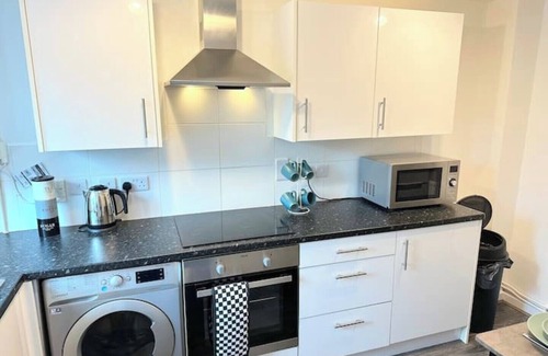 Little Eaton House | Fabulous 2 bed Town house free parking Wi-FI