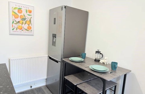 Little Eaton House | Fabulous 2 bed Town house free parking Wi-FI