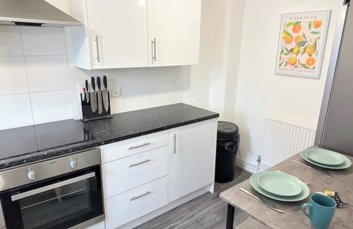 Little Eaton House | Fabulous 2 bed Town house free parking Wi-FI
