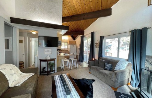Fox Farm House | Fabulous 2-bedroom house with WiFi and Hot Tub centrally located Big Bear Lake.