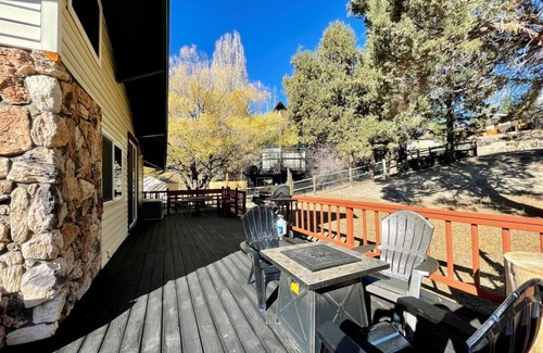 Fox Farm House | Fabulous 2-bedroom house with WiFi and Hot Tub centrally located Big Bear Lake.