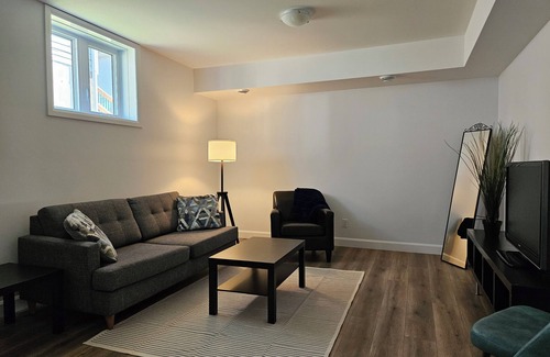 Amherstview Apartment | Fabulous 2-bedroom apartment with WiFi in Kingston West End