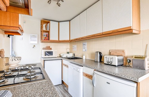 West Looe Apartment | Fabulous 2+ bedroom Apartment with Balcony, Panoramic Sea Views and Parking
