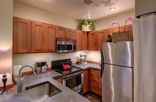Belltown Condo | Fabulous 2 Bedroom Suite in the City! King Beds/Secured Parking & Indoor Pool!