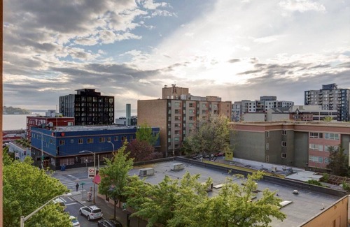 Belltown Condo | Fabulous 2 Bedroom Suite in the City! King Beds/Secured Parking & Indoor Pool!