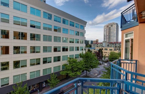 Belltown Condo | Fabulous 2 Bedroom Suite in the City! King Beds/Secured Parking & Indoor Pool!