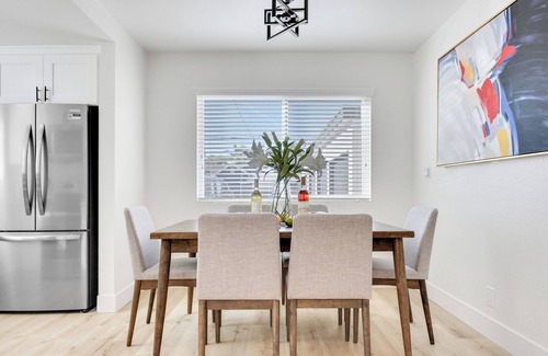 Eastside Apartment | Fabulous 2-bedroom apartment close to Downtown Long Beach with AC/Wifi