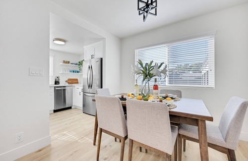 Eastside Apartment | Fabulous 2-bedroom apartment close to Downtown Long Beach with AC/Wifi