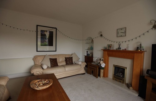 Bearsden House | Fabulous 3 bedroom Bungalow in Glasgow with Garden and Parking.