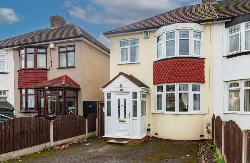 Tipton House | Fabulous 3 Bedroom House Near Black Country Museum Contractors & families