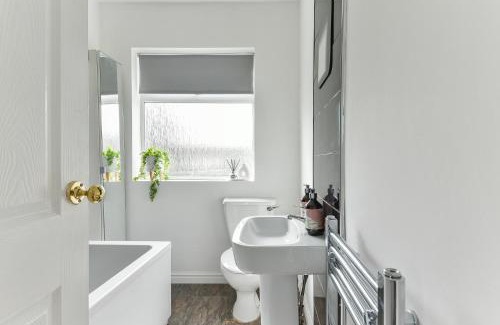 Tipton House | Fabulous 3 Bedroom House Near Black Country Museum Contractors & families