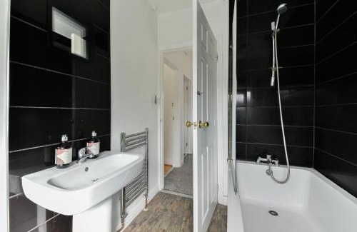 Tipton House | Fabulous 3 Bedroom House Near Black Country Museum Contractors & families