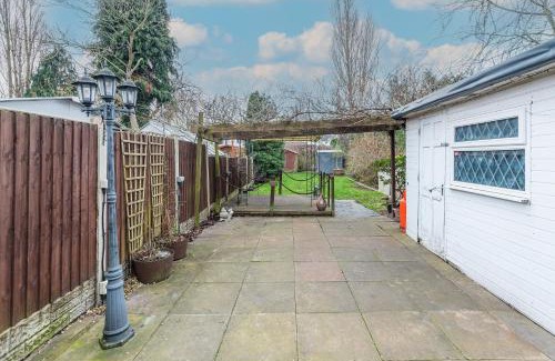 Tipton House | Fabulous 3 Bedroom House Near Black Country Museum Contractors & families