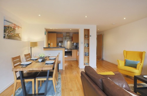 New Town Apartment | Fabulous 3 bedroom property in city centre location. Sleeps 5.