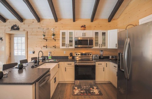 Gatlinburg - Pigeon Forge Cottage | Fabulous 3Bed 3 bath Cottage Pool Hot tub Games