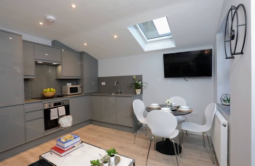 North Finchley Apartment | Fabulous 3Bedroom/2Bathroom Ground Floor Flat with Garden and Free WiFi