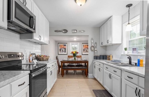 Burlington House | Fabulous 3BR bungalow Close to Downtown Fast WiFi