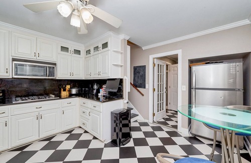 Coliseum Central House | Fabulous 5 Bedroom 3 Bathroom Holiday House Near Beaches. WE SANITIZE!