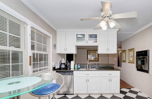 Coliseum Central House | Fabulous 5 Bedroom 3 Bathroom Holiday House Near Beaches. WE SANITIZE!