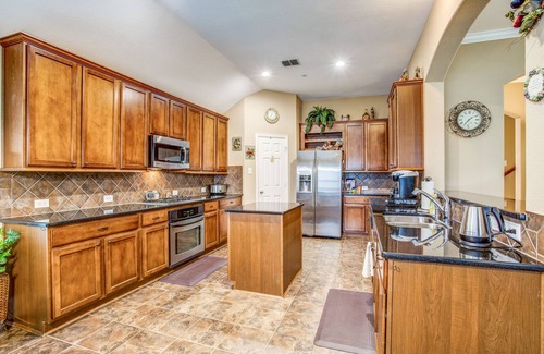 Frisco House | Fabulous 5 Bedroom/4 bath Home 4K TV's Fireplace Foosball!