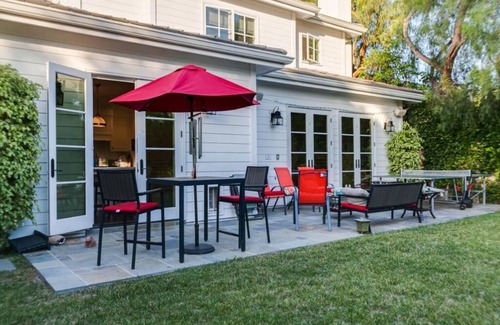 Palms House | Fabulous 5-bedroom home in Prime West Los Angeles Neighborhood