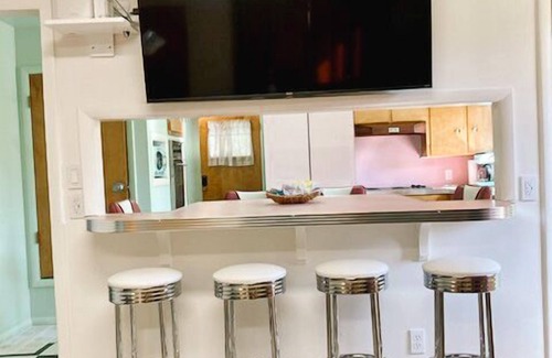 Salina House | Fabulous 50's & Hot Tub