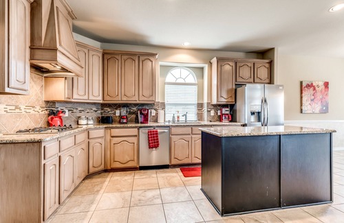 South Arlington House | Fabulous 6 Bedroom, 4 Bath Pool Outdoor Kitchen Media 3 Kings, 6 Queens, 1 Fu