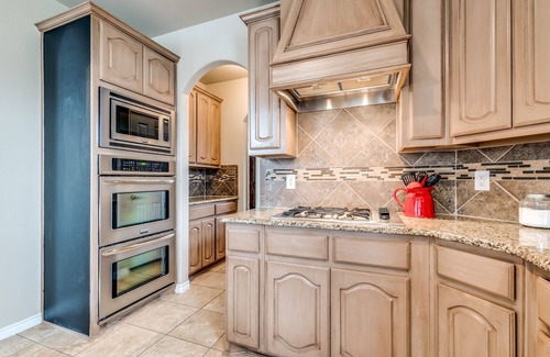 South Arlington House | Fabulous 6 Bedroom, 4 Bath Pool Outdoor Kitchen Media 3 Kings, 6 Queens, 1 Fu