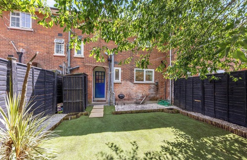 West Putney House | Fabulous and spacious 3-bedroom house with cozy garden