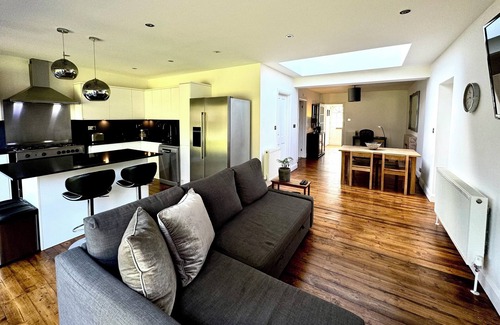 Hatfield House | Fabulous Art Deco home with garden, parking n Wifi near Harry Potter (sleeps 8)