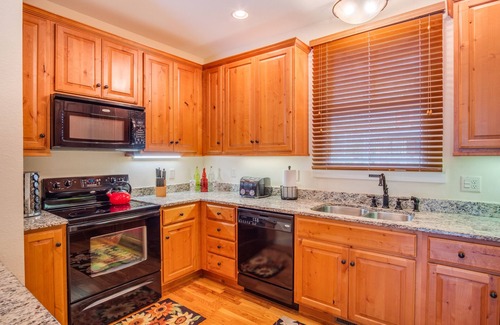 Bear Lake Reserve Cabin | Fabulous Bear Lake Reserve Cottage - PET FRIENDLY!