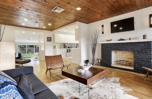 South Middle River House | Fabulous Bungalow w/Outdoor Eden mins from Beach