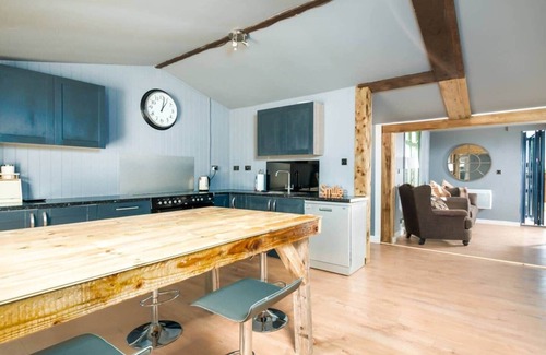 Upton Cheyney House | Fabulous cabin w/huge garden & hot tub sleeps 18