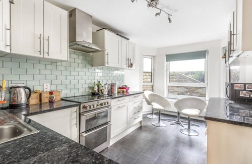 Archway Apartment | Fabulous central chic 2-bedroom apartment with WiFi in London