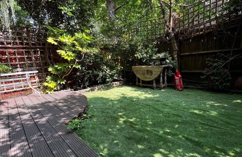 Archway Apartment | Fabulous central chic 2-bedroom apartment with WiFi in London