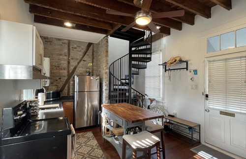 Lower Garden District Condo | Fabulous condo inside a historic home - Coliseum Park the Lower Garden District.