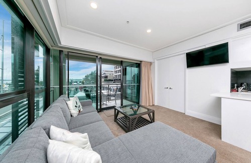 Auckland Central Business District Apartment | Fabulous Corner Apartment w/Dazzling Harbour View