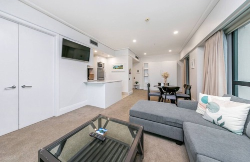Auckland Central Business District Apartment | Fabulous Corner Apartment w/Dazzling Harbour View