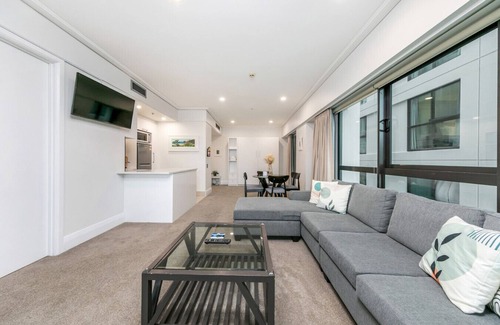 Auckland Central Business District Apartment | Fabulous Corner Apartment w/Dazzling Harbour View