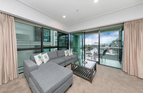 Auckland Central Business District Apartment | Fabulous Corner Apartment w/Dazzling Harbour View