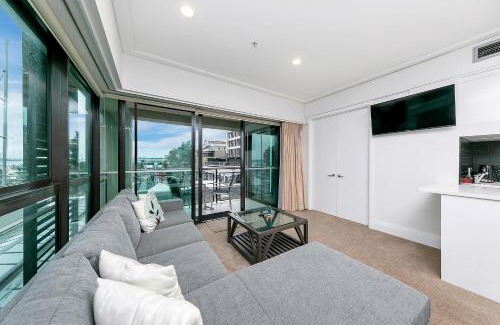 Auckland Central Business District Apartment | Fabulous Corner Apartment w/Dazzling Harbour View