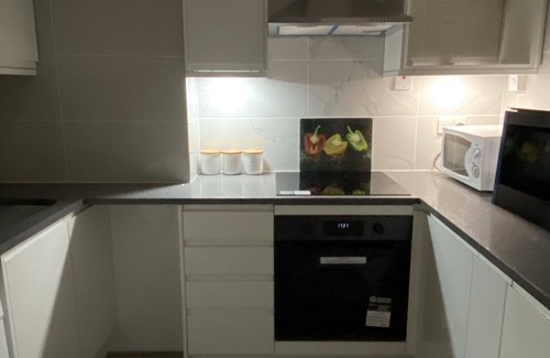 Crawley Apartment | Fabulous Crawley Apartment near L3Harris Gatwick Manor Royal Sleeps 4