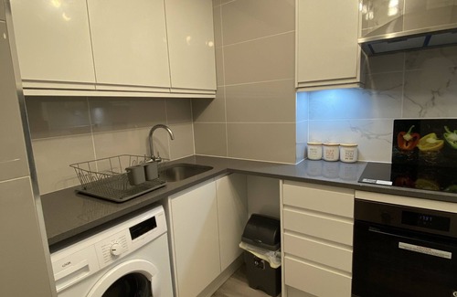 Crawley Apartment | Fabulous Crawley Apartment near L3Harris Gatwick Manor Royal Sleeps 4
