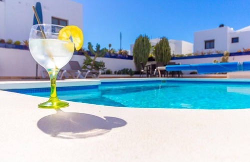 Puerto del Carmen Villa | Fabulous Detached Luxury Villa! Beach 5 min, h/pool,Sky TV, BBQ,Private terrace