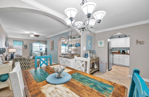 Indian Shores Condo | FABULOUS ! !DIRECT"WATERFRONT"1st FloornWalk to Beach! COZY King Bed
