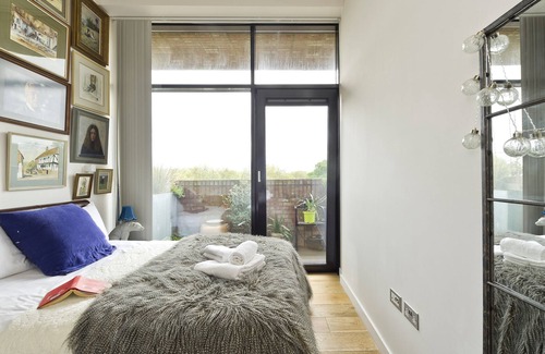 Hackney Apartment | Fabulous East London flat with rooftop pool by UnderTheDoormat