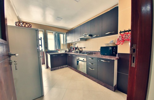 Qbibat Apartment | 🚕🛫 Fabulous, Familial, well equipped, Central, clean, comfortable. Shuttle 🛫